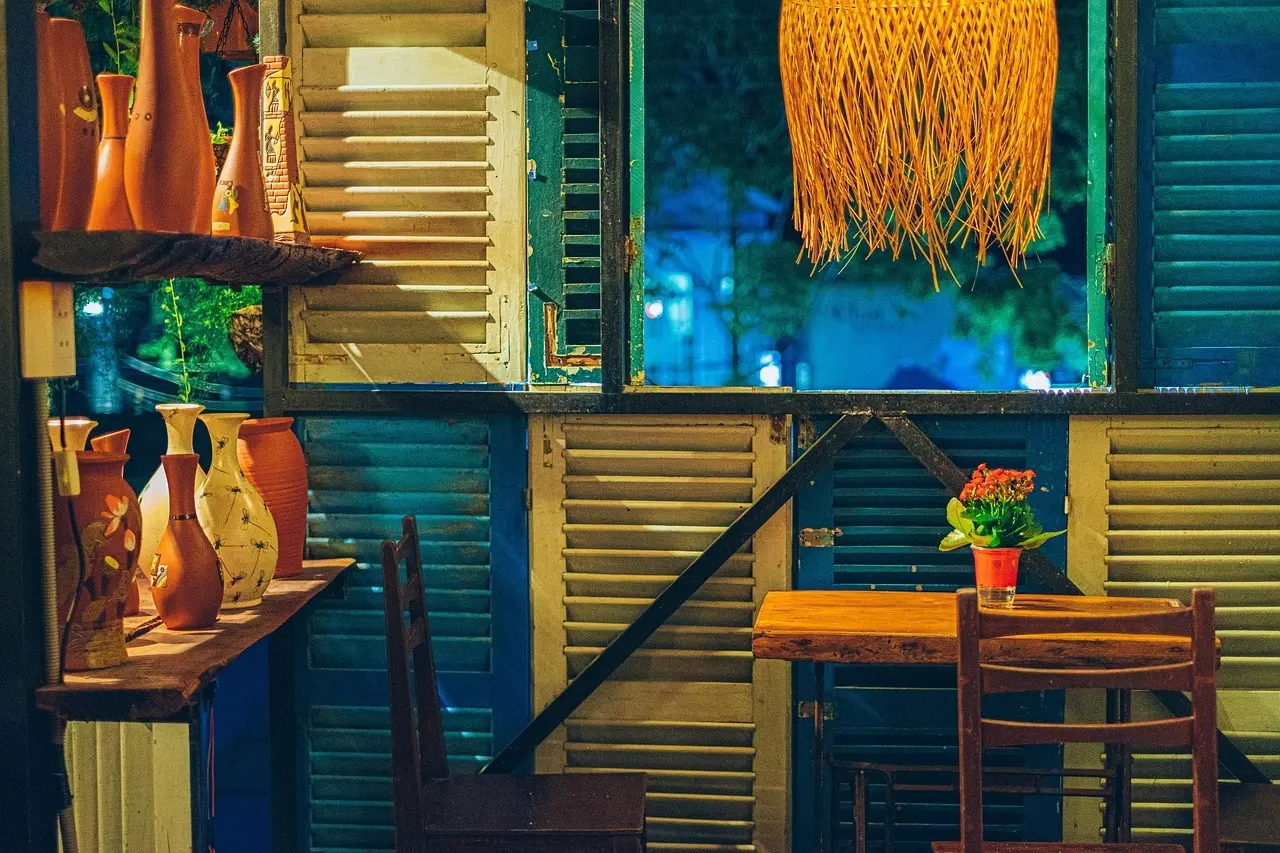 Hvordan vælger jeg den rigtige cafestol til mit hjem eller virksomhed?